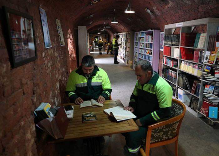عمال نظافة في أنقرة يفتتحون مكتبة تضم 6000 كتاب