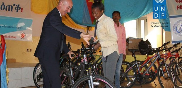 تركيا توزع 114 دراجة هوائية لطلاب إريتريا